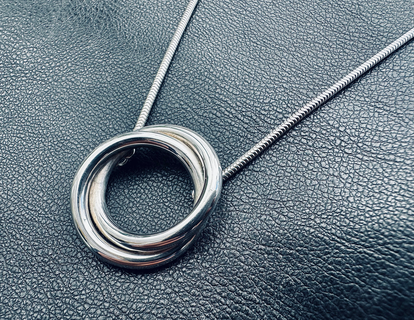 Femme linked Pendant