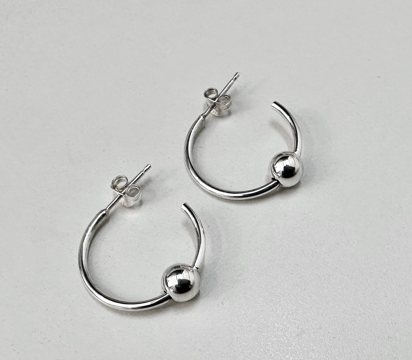 BRIDLED HOOPS