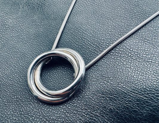 Femme linked Pendant