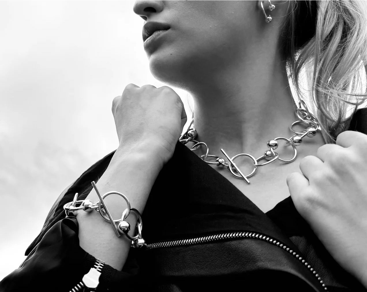 BRIDLED CHOKER