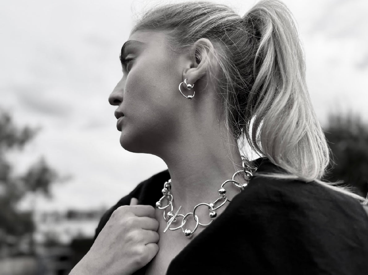 BRIDLED HOOPS